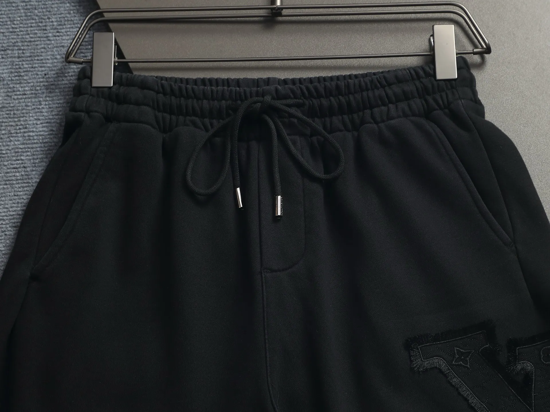 [Higher version] Louis Vuitton/Louis Vuitton 2026SS New Arrival terry shorts, customized fabric using wafer cloth weaving, advanced hand-cut patchwork embroidery technology, tight and three-dimensional version, customized trouser cord hardware with strong texture, smooth, comfortable and Breathable upper body, concave and convex three-dimensional sense, fashionable and casual wear Color: Black White Avocado Color Sizes: S M L XL